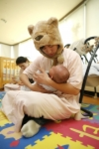 일촌봉사대장 타블로가 서울영아일시보호소에서 아기들을 돌보는 모습.
