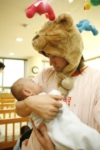 일촌봉사대장 타블로가 서울영아일시보호소에서 아기들을 돌보는 모습.
