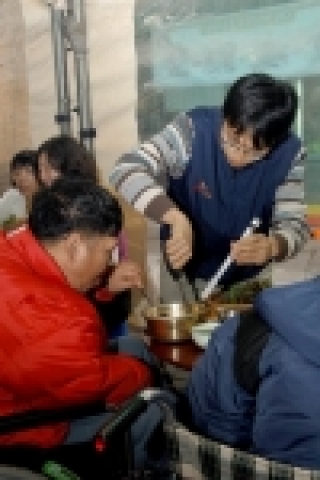 SK C&C가 연말연시를 맞아 그 동안 봉사활동을 전개해 온 아동보육기관, 노인 복지기관, 장애인 복지기관 등 각각의 결연기관을 찾아 ‘2006 송년 행복 릴레이’ 행사를 진행하고