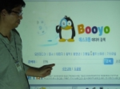 ETRI 연구원이 이번에 개발된 리눅스 기반 데이터 검색시스템을 통해 성능을 테스트 시연하고 있다.