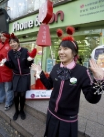 폰앤펀 강남점에서 구세군으로 활동하고 있는 MJ(Mobile Jockey)들과 사랑의 자선냄비에 기부하고 있는 고객들의 모습.