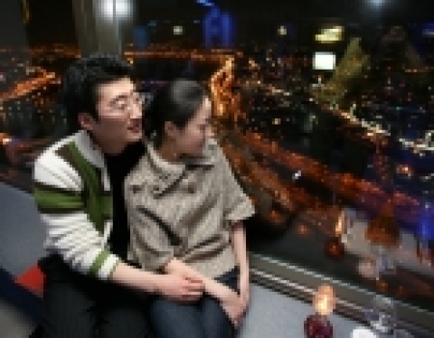 63시티는 크리스마스&연말을 맞이하여 63빌딩 내의 관람 및 식사가 가능하며, 다양한 연계 서비스를 패키지로 이용할 수 있는 <크리스마스&송년 패키지> 상품을 특별 판매