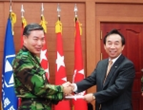 제 6군단 사령부 방문 사진. 우측 정의동 사장