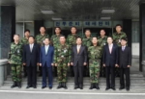 앞줄 좌측에서 다섯 번 째 정의동 사장