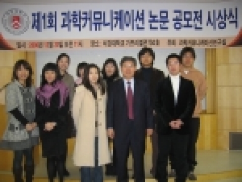 왼쪽상단부터 시계방향으로 박혜원, 서현정, 신하나, 진현호, 손정구, 김현종, 김학수 교수, 이민영, 김민혜, 황유정 