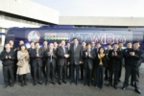 기념사진. (가운데 악수하는 두사람. 좌측: KT 네트워크시설본부장 권순철상무 , 우측:서울대 박은우 정보화 추진본부장)