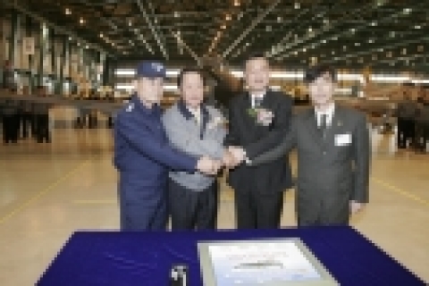 KO-1 최종호기 인도 서명식. KAI 정해주 사장(중앙 좌측), 방위사업청 이국범 사업관리본부장(중앙 우측), 제15혼성비행단 송길수 부단장(좌측), 국방기술품질원 이재화 사천센타장(우측)