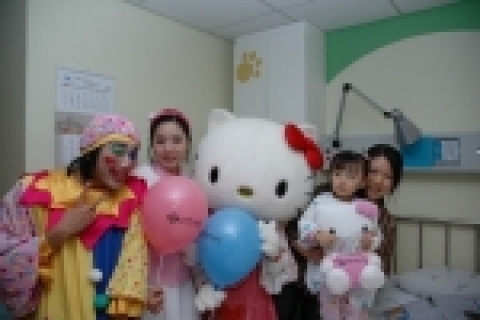 신한카드(www.shinhancard.com 사장 홍성균)와 산리오(www.sanriokorea.co.kr)는 서울대병원 어린이병동을 방문하여 어린이들의 쾌유를 기원하는 위문 행사를 20일 실시했다.