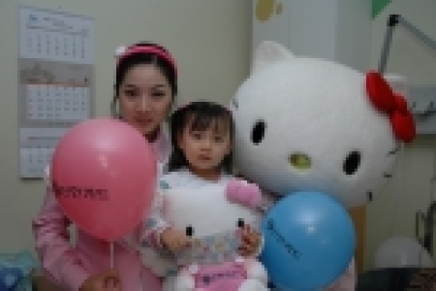 신한카드(www.shinhancard.com 사장 홍성균)와 산리오(www.sanriokorea.co.kr)는 서울대병원 어린이병동을 방문하여 어린이들의 쾌유를 기원하는 위문 행사