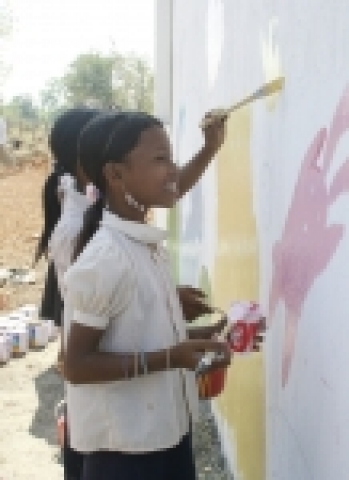 21일 다음커뮤니케이션 임직원들이 마련한 기금으로 건립된 ‘Daum 지구촌 희망학교’ 완공식에서 다음 임직원들과 캄보디아 아이들과 벽화 그리기 행사를 진행하고 있다.