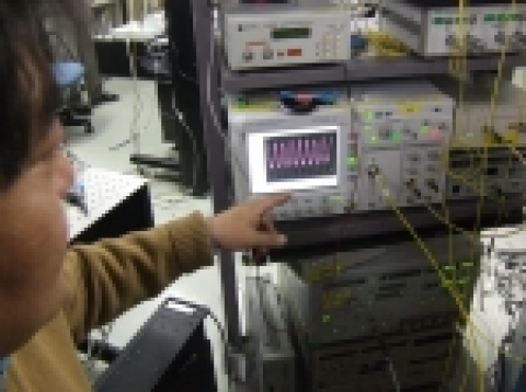 ETRI 연구원이 이번에 개발된 반도체 펄스 레이저를 활용한 광신호로부터 광클락 추출실험을 하고 있다.