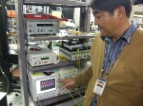 ETRI 연구원이 이번에 개발된 반도체 펄스 레이저를 활용한 광신호로부터 광클락 추출실험을 하고 있다.