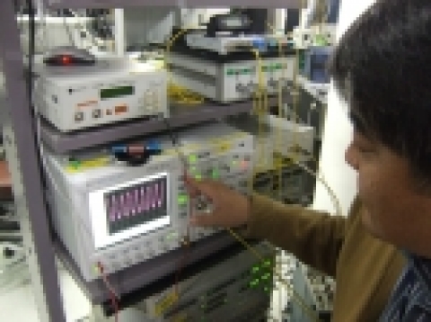 ETRI 연구원이 이번에 개발된 반도체 펄스 레이저를 활용한 광신호로부터 광클락 추출실험을 하고 있다.