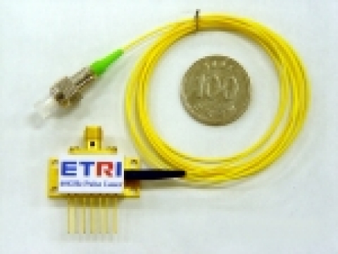 ETRI가 개발에 성공한 반도체 펄스레이저의 모듈 사진. 두 종류의 모듈은 외부RF주입이 가능한 구조와 .DC전류주입상태에서 외부광주입에 의한 광펄스를 발생시키는 구조이다.  ET