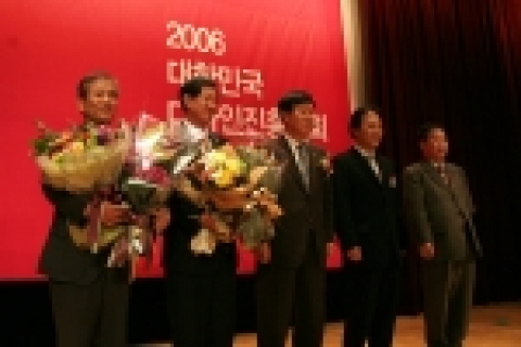 삼성물산 건설부문은 한국 디자인계에서 가장 권위 있는‘2006 대한민국 디자인대상’시상식에서 영예의 대상인 대통령상을 수상하게 되었다고 20일 밝혔다.