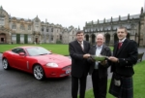 영국 재규어 매니징 디렉터 지오프 커즌스, 재규어 수석 디자이너 이안 칼럼, 스코틀랜드 자동차 기자 협회장 스티븐 파크