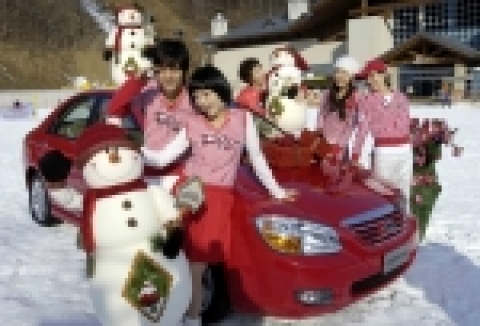 기아자동차가 크리스마스 시즌인 21일부터 26일까지 새롭게 개장한 강원랜드 하이원 스키장에 쎄라토, 뉴카니발, 스포티지 등 전략차종을 전시하는 ‘기아차 크리스마스 대축제’를 실시했