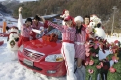 기아자동차가 크리스마스 시즌인 21일부터 26일까지 새롭게 개장한 강원랜드 하이원 스키장에 쎄라토, 뉴카니발, 스포티지 등 전략차종을 전시하는 ‘기아차 크리스마스 대축제’를 실시했