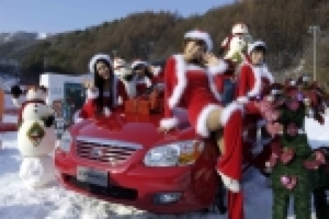 기아자동차가 크리스마스 시즌인 21일부터 26일까지 새롭게 개장한 강원랜드 하이원 스키장에 쎄라토, 뉴카니발, 스포티지 등 전략차종을 전시하는 ‘기아차 크리스마스 대축제’를 실시했