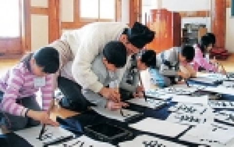 지난해 겨울방학에 '화랑단'한문서당에 참가한 학생들이 훈장님의 지도에따라 서예연습을 하고있다. 