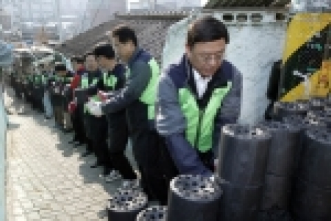 김상열 대한상공회의소 상근부회장(오른쪽 첫번째)을 비롯한 임직원 35명은 21일 마포구 아현1동 소재 독거노인 및 저소득가구에 연탄을 직접 배달하는 시간을 가졌다. 