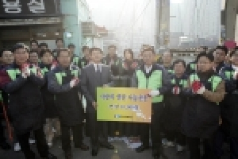 대한상공회의소는 21일 사단법인 ‘따뜻한 한반도 사랑의 연탄나눔운동’에 연탄 1만장을 기증했다. 첫번째줄 오른쪽 두번째부터 김상열 대한상의 상근부회장, 이동섭 연탄나눔운동 상임이사