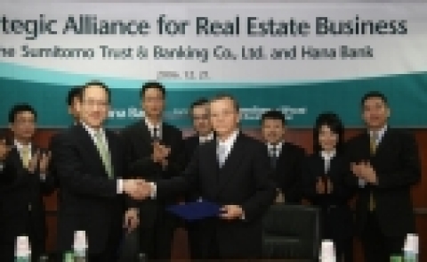 스미토모신탁은행과의 부동산업무 제휴식에서 하나은행 이강만부행장(왼쪽)과 스미토모신탁은행 마사오시부야(Masao Shibuya)전무가 서명식을 하고 있는모습임(장소:여의도 하나증권 