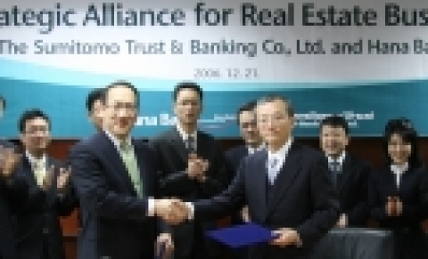 스미토모신탁은행과의 부동산업무 제휴식에서 하나은행 이강만부행장(왼쪽)과 스미토모신탁은행 마사오시부야(Masao Shibuya)전무가 서명식을 하고 있는모습임(장소:여의도 하나증권 