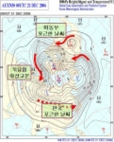 <북반구 대기 중층(5km 상공) 기류 흐름도, 12월 21일 09시>
빨강 화살표는 주요 기류 흐름 통로임. 북미와 북유럽에는 각각 남북류가 크게 우세하여, 남서풍이