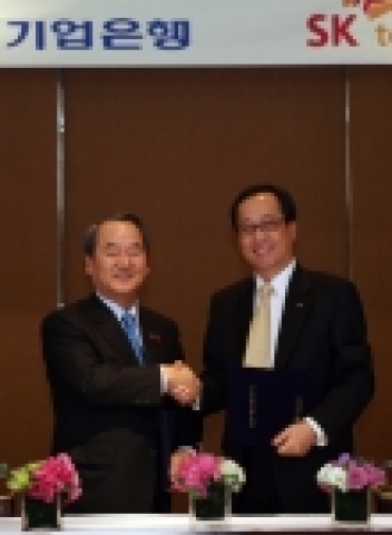 SK텔레콤 김신배 사장과 기업은행 강권석 행장이 21일, 하얏트 호텔에서 기업용 모바일 자금관리 서비스인 ‘CEO Phone’ 서비스 관련의 업무제휴 조인식을 가졌다. 