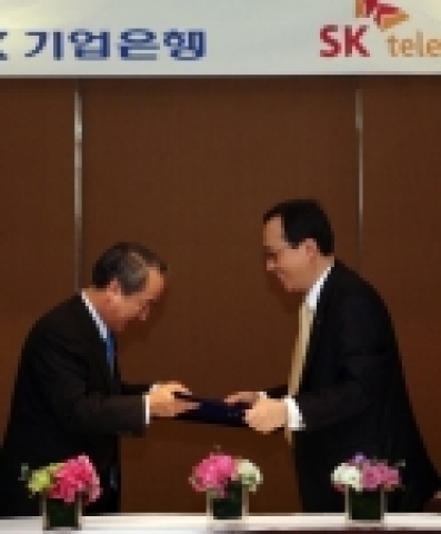 SK텔레콤 김신배 사장과 기업은행 강권석 행장이 21일, 하얏트 호텔에서 기업용 모바일 자금관리 서비스인 ‘CEO Phone’ 서비스 관련의 업무제휴 조인식을 가졌다. 