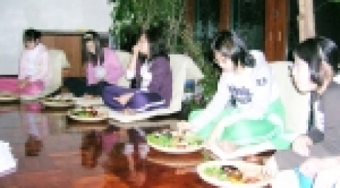 청소년 참가자가 음식명상을 하고 있다.