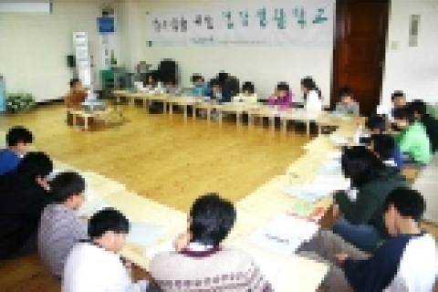 담배, 술, 패스트푸드의 해로움에 관하여 공부하고 있다.