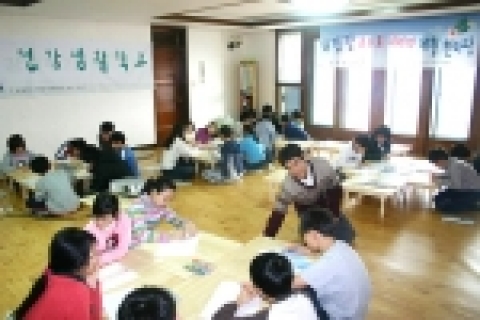 청소년 참가자들이 미술치료 프로그램에 참여하고 있다.