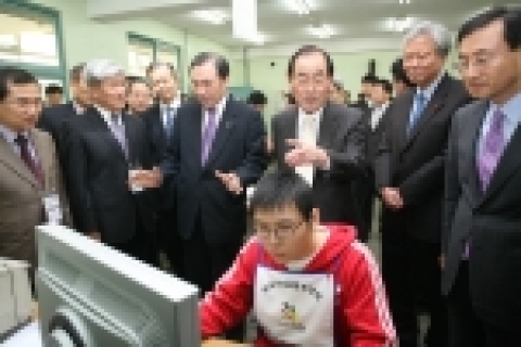 삼성전자가 21일 국가 제조 경쟁력의 핵심인 기능 인력 육성을 위해 노동부와 기능올림픽 지원 협약을 맺었다. 이상수 노동부 장관(오른쪽 네번째)과 윤종용 삼성전자 부회장(오른쪽 세