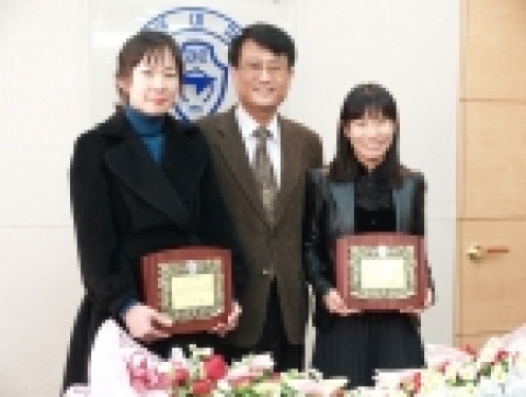 경상대학교는 ‘경상대학교마라톤클럽’회원으로 활동하고 있는 김주하(33·대구시 달성군) 씨와 최진영(29·〃) 씨를 ‘경상대학교 홍보대사’로 위촉했다. 정찬용 기획처장이 감사패와 위