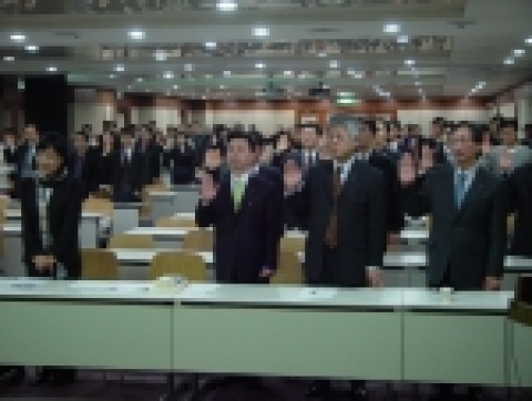 한국정보사회진흥원(원장 김창곤)은 지난 22일, 전임직원이 참석한 가운데 ‘사회봉사단 창단식 및 사회봉사 다짐대회’을 개최했다. 한국정보사회진흥원 직원들이 사회봉사 다짐을 하고 있