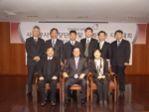 한국정보사회진흥원(원장 김창곤)은 지난 22일, ‘사회봉사단 창단식 및 사회봉사 다짐대회’을 개최했다. 한국정보사회진흥원 원장(앞줄 중앙), 단장들과 아름다운재단의 윤정숙 이사(앞