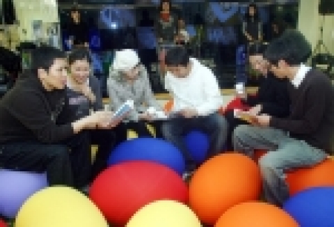 신한은행은 “국내 은행권 최초로 젊은 세대와 감성을 호흡하는 새로운 뱅킹 채널인 THE Bank Zone을 22일 삼성동에 위치한 코엑스 메가박스 몰 과  23일 목동 메가박스 7