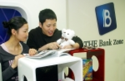 신한은행은 “국내 은행권 최초로 젊은 세대와 감성을 호흡하는 새로운 뱅킹 채널인 THE Bank Zone을 22일 삼성동에 위치한 코엑스 메가박스 몰 과  23일 목동 메가박스 7