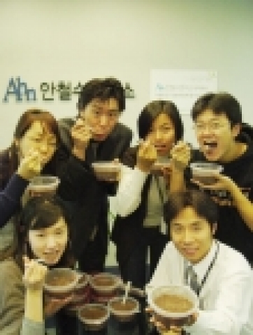 안철수연구소 직원들이 세시 풍속을 사내 이벤트로 응용한 동지 팥죽 이벤트를 즐기며 활짝 웃고 있다. 