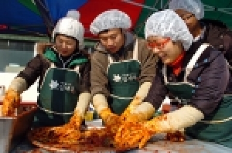 조선대학교 총학생회(회장 하경훈 영어영문과 4)는 연말연시를 맞아 김장김치 담그기 행사를 12월 22일 오전 10시 광주 계림동 혜성교회에서 가졌다. 