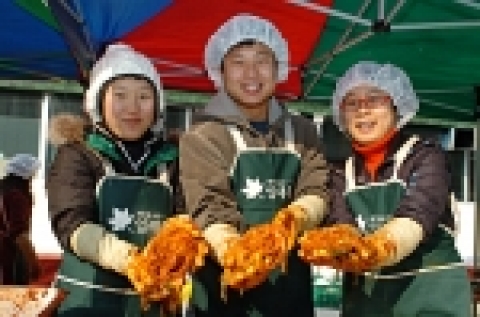 조선대학교 총학생회(회장 하경훈 영어영문과 4)는 연말연시를 맞아 김장김치 담그기 행사를 12월 22일 오전 10시 광주 계림동 혜성교회에서 가졌다. 