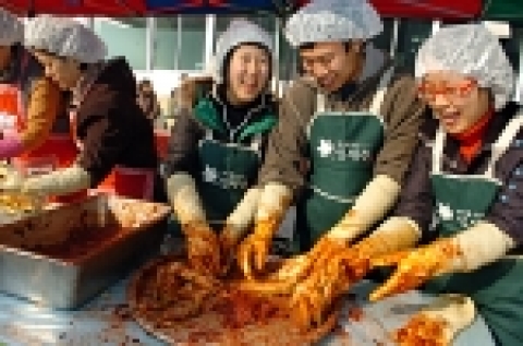 조선대학교 총학생회(회장 하경훈 영어영문과 4)는 연말연시를 맞아 김장김치 담그기 행사를 12월 22일 오전 10시 광주 계림동 혜성교회에서 가졌다. 