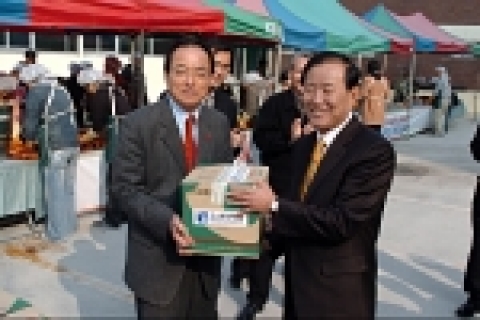 김주훈 총장은 유태명 동구총장에게 관내 불우이웃들에게 보낼 김치 1,000포기를 전달했으며 200포기는 자취를 하고 있는 조선대학교 학생들에게 전달했다.