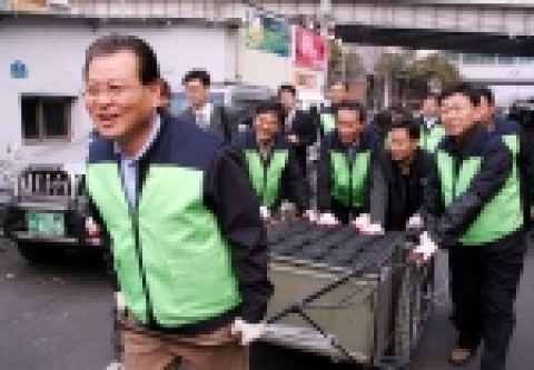 대한건설협회와 건설공제조합은 건설산업의 사회적 책임을 다하고 건설업계의 나눔 경영을 확산하기 위해 사회복지공동모금회(사랑의 열매), 밥상공동체(연탄은행)와 함께 “이웃사랑, 나눔의