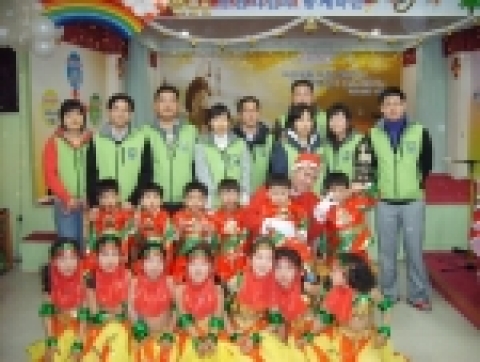 ‘젊은 잎새 사랑 나누미’ 목포 봉사단 20여명이 12월 23일 목포 공생원을 찾아 외로운 어린이들을 대상으로 ▲캐롤송 부르기 ▲함께 율동하기 ▲선물 나눠주기 등 크리스마스관련 행사를 하며 분주한 하루를 보냈다.