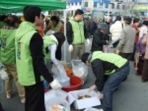 ‘젊은 잎새 사랑 나누미’ 목포 봉사단 20여명이 12월 23일 목포역 광장에서 독거노인과 노숙자들을 대상으로 ‘사랑의 밥퍼’ 활동을 하며 구슬땀을 흘렸다.