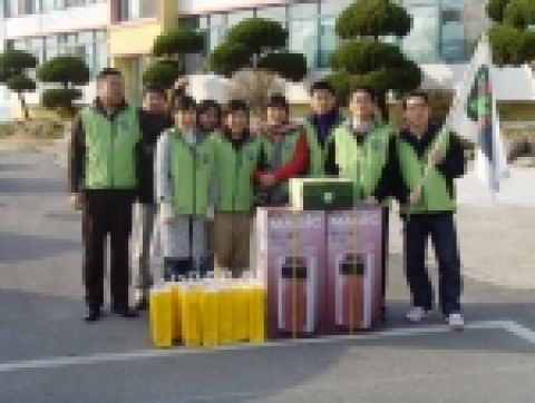 ‘젊은 잎새 사랑 나누미’ 목포 봉사단 20여명이 12월 23일 목포 공생원 어린이들이 올 겨울을 따뜻하게 보낼 수 있도록 온풍기와 크리스마스 날 간식으로 제공될 롤케익 등을 전달