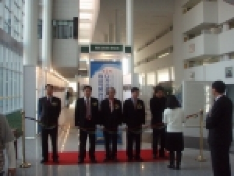 작품전시회 테이프 컷팅 및 전시장 모습